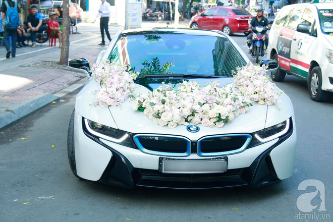 Cô dâu Diệp Lâm Anh và chú rể thiếu gia trao nhau nụ hôn đắm đuối trong lễ đón dâu